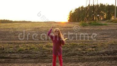 快乐的白姑娘蹦蹦跳跳的摇滚N滚在田野农村的情景秋日落霞.. 慢点，莫。
